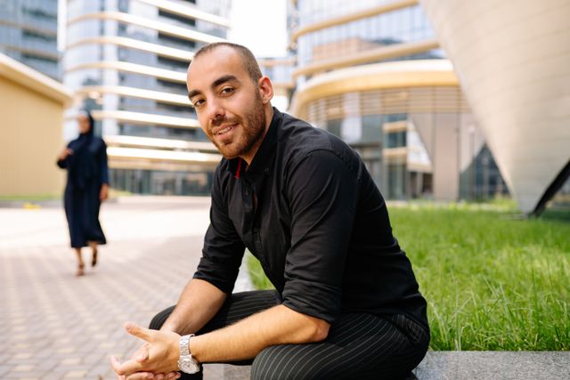 Un investisseur souriant assis dans un quartier d'affaires