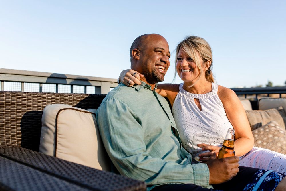 Un couple détendu et souriant, profitant de leur temps libre en plein air